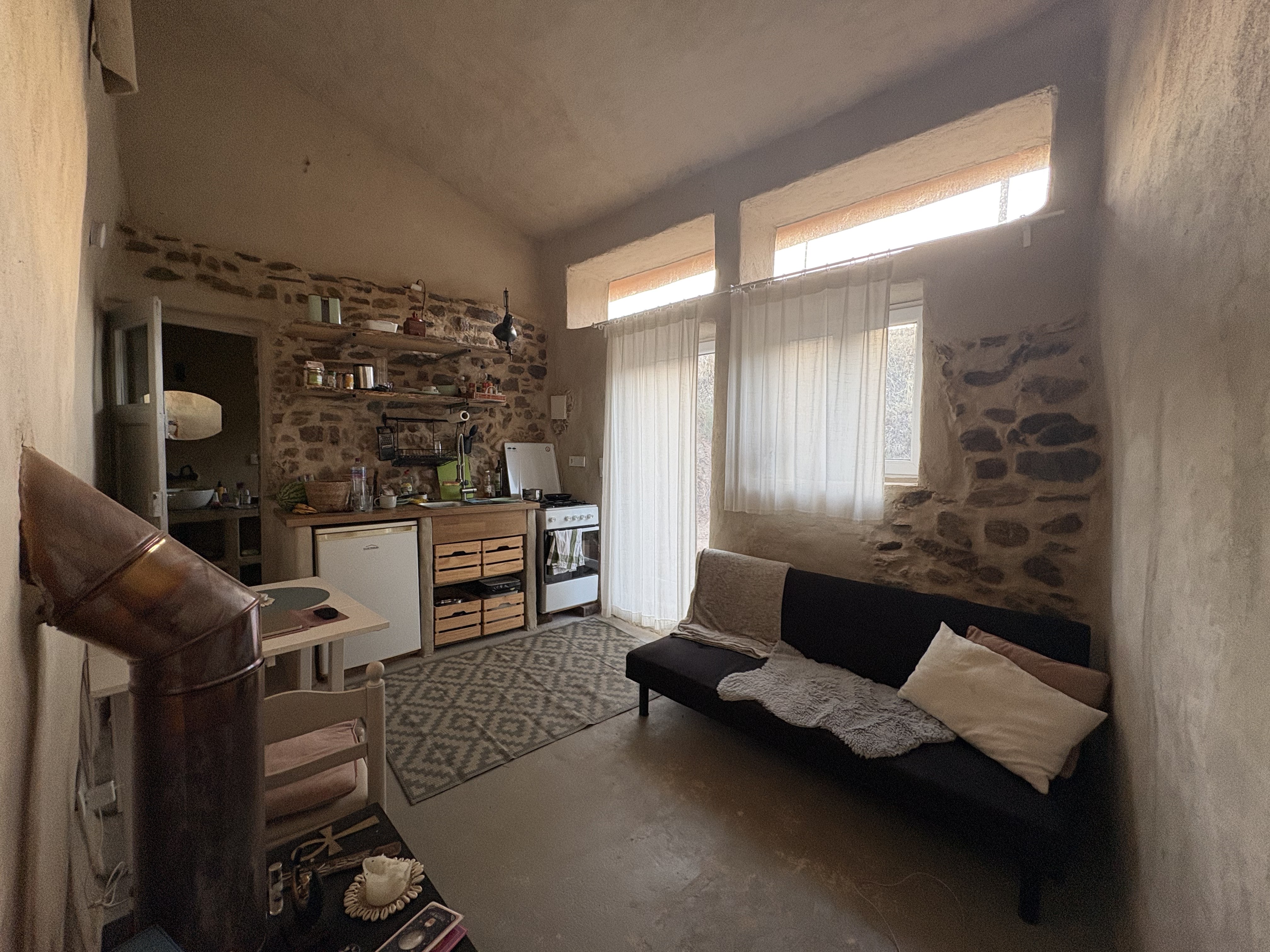 Naturstudio in Monchique mit Steinmauer und warmem Licht